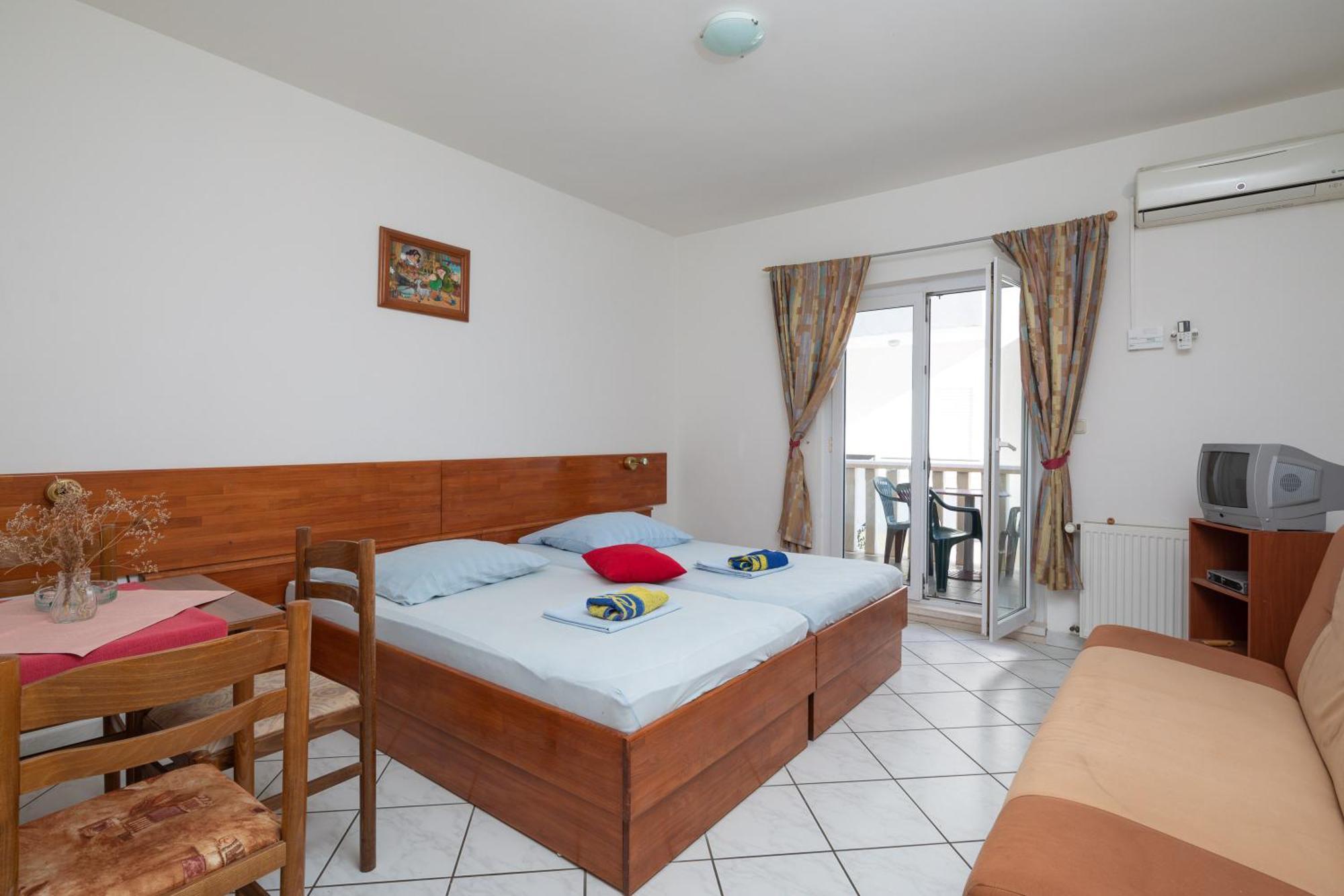 Germania Rooms & Apartments Целина Стая снимка